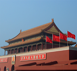 La Cité Interdite à Pékin - Le portrait de Mao trône au dessus de l'entrée - Retrouvez sur ce site : Prix, horaires et conseils pour la visite