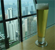 Boire une bière perché au dessus de Hong Kong...