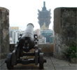 les anciens canons du fort pointent aujourd'hui les buildings